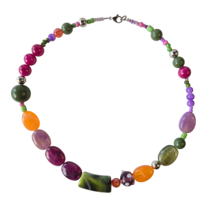 handgemaakte ketting met paarse groene oranje kralen