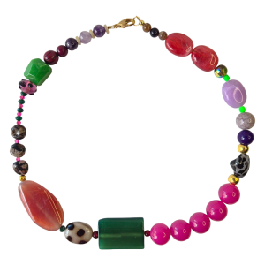handgemaakte ketting met roze natuursteen groene kleurrijke kralen