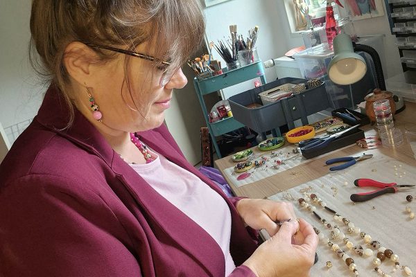 Janet Edens als sieraden maker