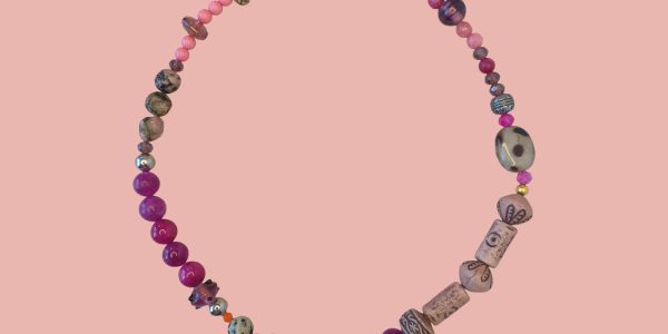 ketting met fuschia kralen